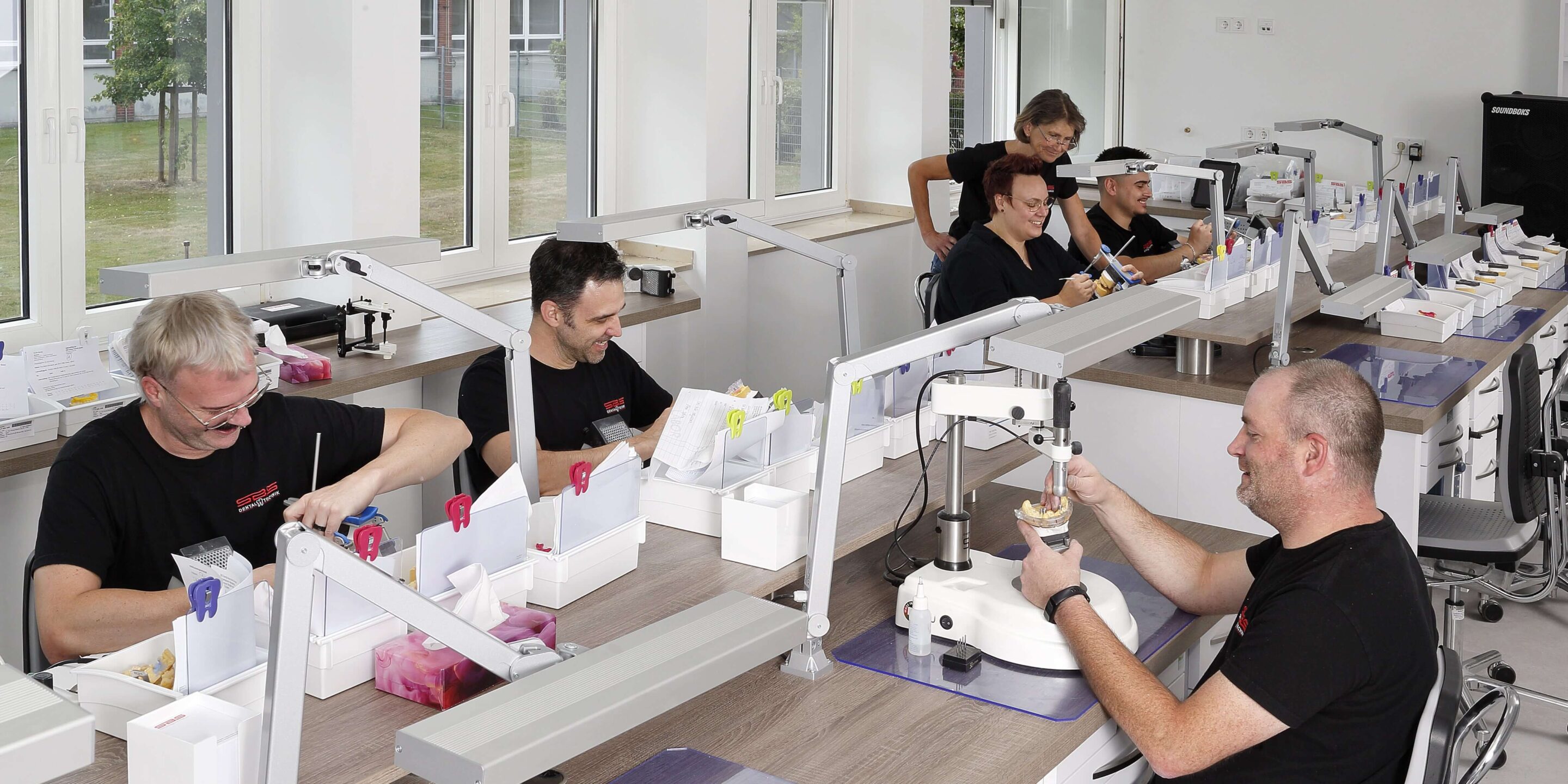 SBS Dental-Technik GmbH - Bild - Arbeitsplatz